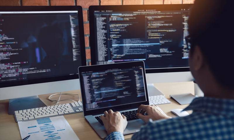 数据科学选型：R与Python如何赋能芒康县网站建设？